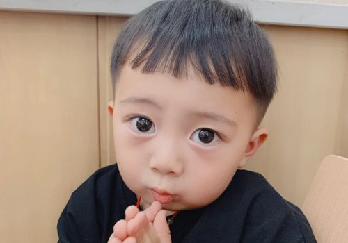 ��Ӥ����ʲô������ʱ�� ����һ��С�к���������˧��ֵ