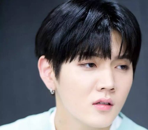 男生也在意头大脸大适合什么发型吗 男士修颜发型提升十种品味