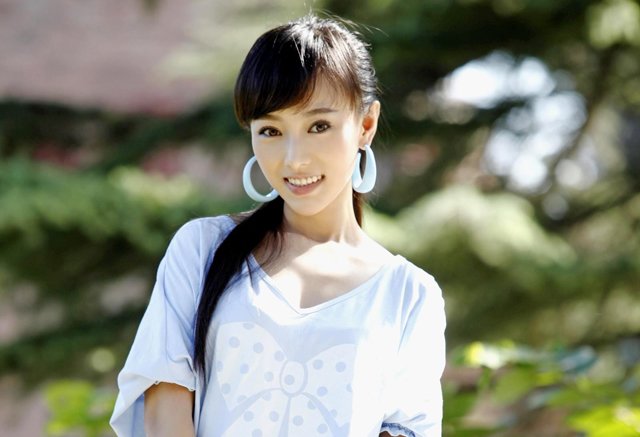 唐一菲撞脸朴灿烈,其实是短发的锅,长发唐一菲就是美女一枚