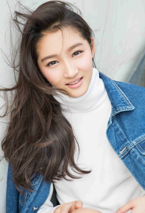 桃心脸女生卷中长发造型 漂亮流行的女生烫发图片