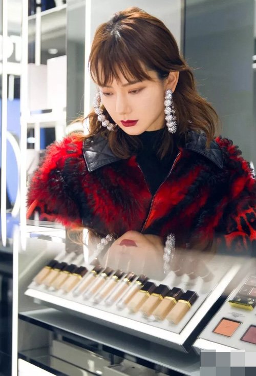 桃心脸女生卷中长发造型 漂亮流行的女生烫发图片