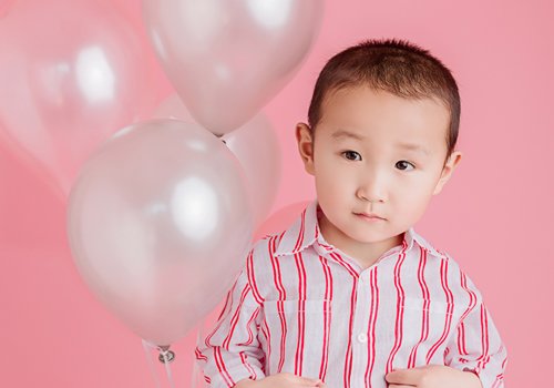 4���к�¶��̷������ͣ����ͷҲ��holdס����ͯ�����ʽ�̷�