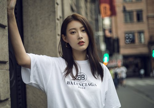 今年四方长脸女生别在把刘海剪短了 热点长刘海卷发让你更美腻