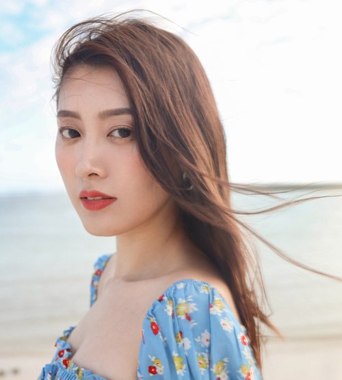 今年四方长脸女生别在把刘海剪短了 热点长刘海卷发让你更美腻