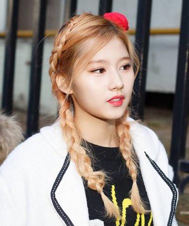 发型对于一个人的形象来说确实非常重要 最潮女生发型这样梳