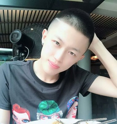 牌牌琦两边两天线发型 男生个性wifi发型