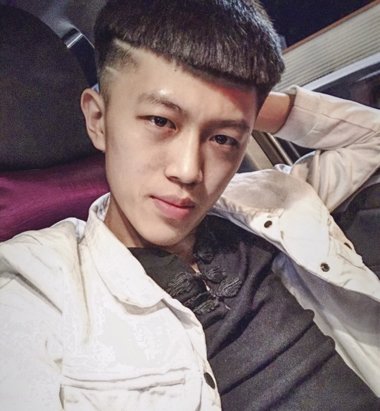 牌牌琦两边两天线发型 男生个性wifi发型