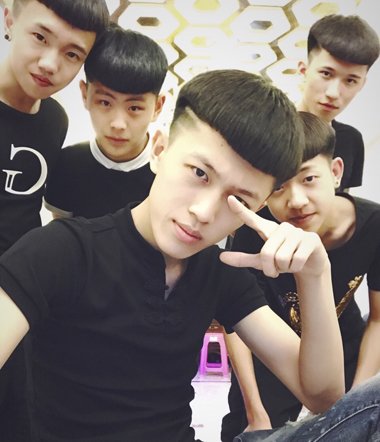 牌牌琦两边两天线发型 男生个性wifi发型