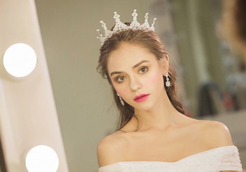 今年英国新娘依旧喜欢戴皇冠 英式新娘皇冠盘发看着简单很唯美的