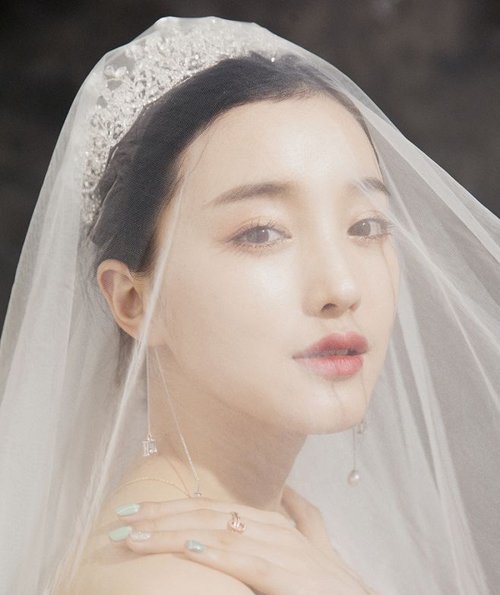 今年英国新娘依旧喜欢戴皇冠 英式新娘皇冠盘发看着简单很唯美的