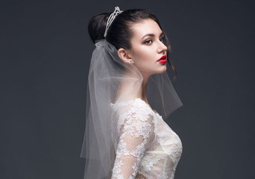 今年英国新娘依旧喜欢戴皇冠 英式新娘皇冠盘发看着简单很唯美的