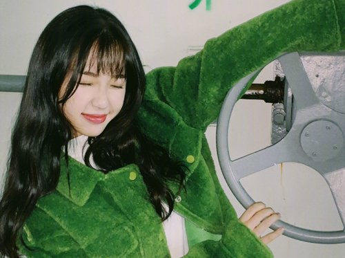 脸大女生烫卷发显脸小是关键 2023年适合大脸女生梳的百变长卷发