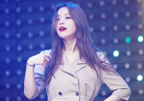 脸大女生烫卷发显脸小是关键 2023年适合大脸女生梳的百变长卷发