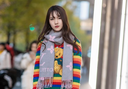 脸大女生烫卷发显脸小是关键 2023年适合大脸女生梳的百变长卷发