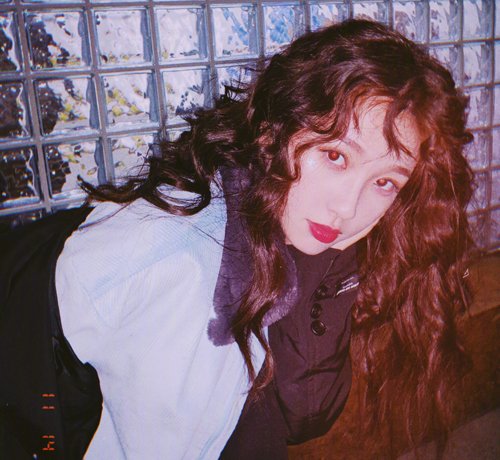 脸大女生烫卷发显脸小是关键 2023年适合大脸女生梳的百变长卷发