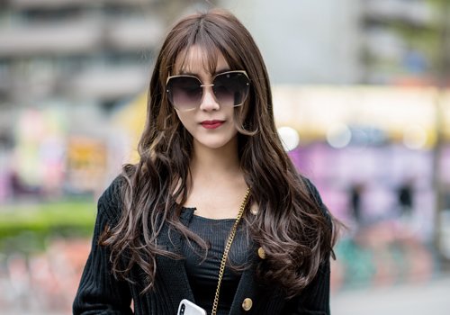 脸大女生烫卷发显脸小是关键 2023年适合大脸女生梳的百变长卷发