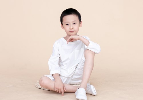 孩子9岁了什么样的发型更适合 三年级小男孩发型如何梳有图片
