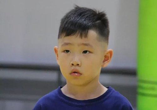 孩子9岁了什么样的发型更适合 三年级小男孩发型如何梳有图片