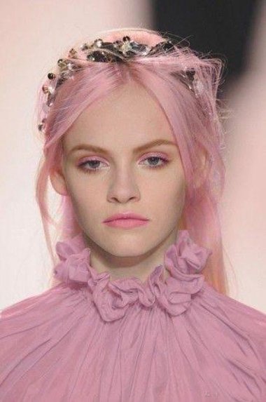 浅粉色头发显皮肤黑吗 小麦肤色适合的粉色头发