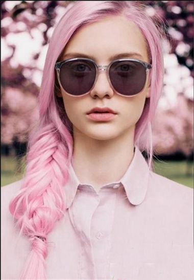 浅粉色头发显皮肤黑吗 小麦肤色适合的粉色头发