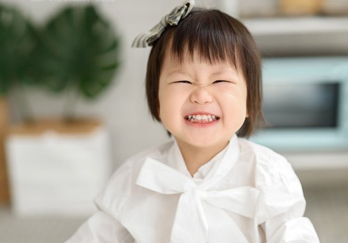 四岁短发女孩戴发饰真可爱漂亮 2023年妈妈必买的女孩流行头饰