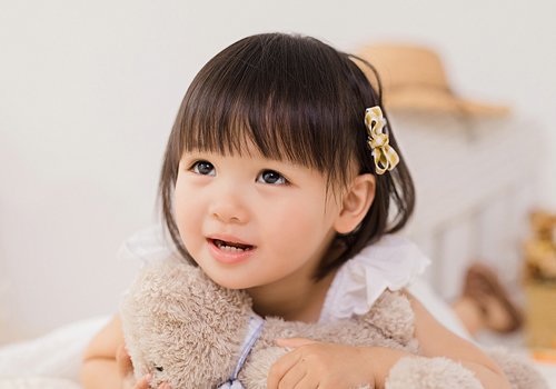 四岁短发女孩戴发饰真可爱漂亮 2023年妈妈必买的女孩流行头饰