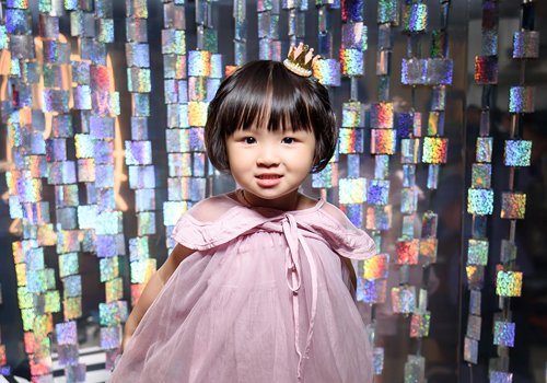 四岁短发女孩戴发饰真可爱漂亮 2023年妈妈必买的女孩流行头饰