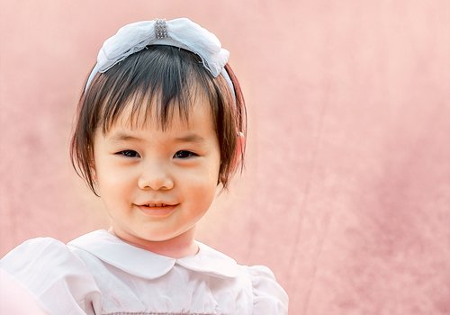 四岁短发女孩戴发饰真可爱漂亮 2023年妈妈必买的女孩流行头饰