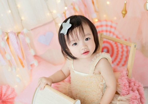 四岁短发女孩戴发饰真可爱漂亮 2023年妈妈必买的女孩流行头饰