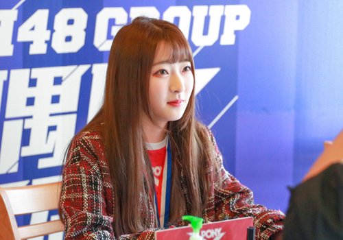 大脸头发多女生小心机直发设计 传统发型新玩法大脸变小脸做女神