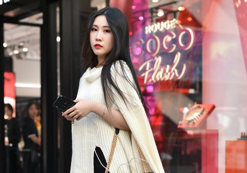 大脸头发多女生小心机直发设计 传统发型新玩法大脸变小脸做女神