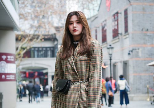 大脸头发多女生小心机直发设计 传统发型新玩法大脸变小脸做女神