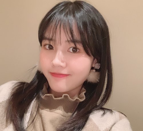 大脸头发多女生小心机直发设计 传统发型新玩法大脸变小脸做女神