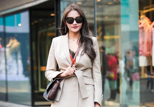 大脸头发多女生小心机直发设计 传统发型新玩法大脸变小脸做女神