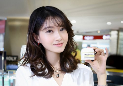 ����Ů�����ο�������Ƿ���������С ΢�ִ���Ů��holdס���з�