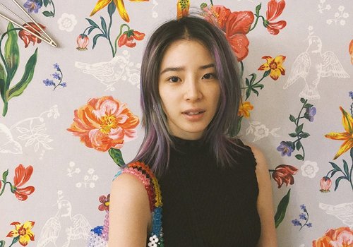 ����Ů�����ο�������Ƿ���������С ΢�ִ���Ů��holdס���з�