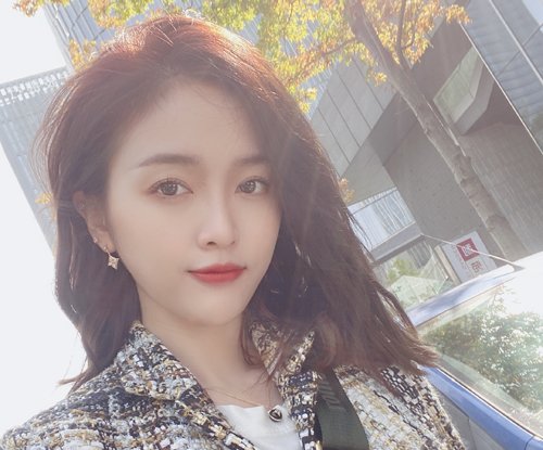 ����Ů�����ο�������Ƿ���������С ΢�ִ���Ů��holdס���з�