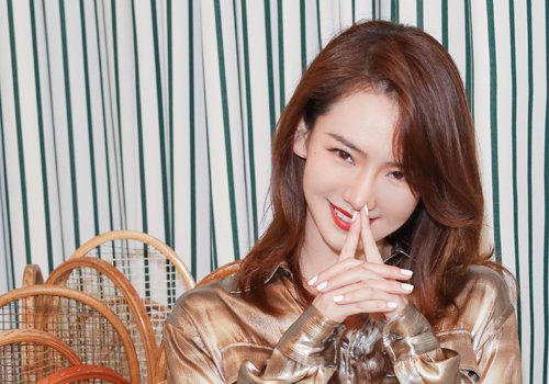 ����Ů�����ο�������Ƿ���������С ΢�ִ���Ů��holdס���з�