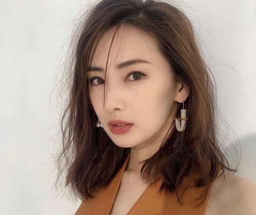 ����Ů�����ο�������Ƿ���������С ΢�ִ���Ů��holdס���з�