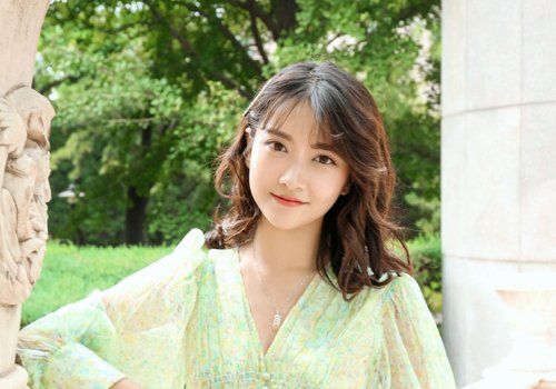 ����Ů�����ο�������Ƿ���������С ΢�ִ���Ů��holdס���з�