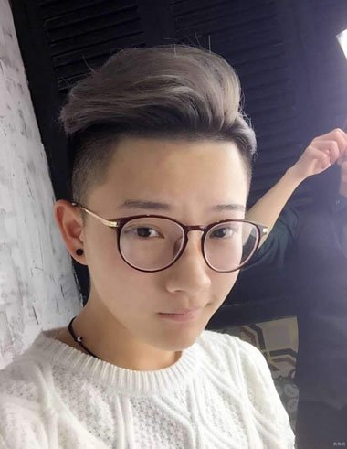 小眼睛两边铲青发型男 男士两边铲青发型图