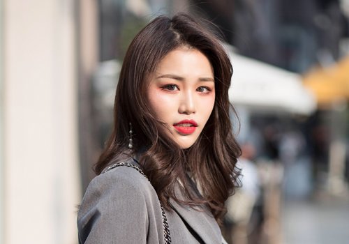 脸窄女生更适合烫卷发 偏分一下扩宽脸型比例打造高颜值美女