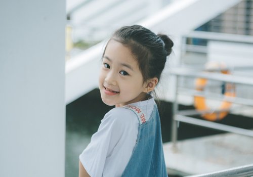 女孩夏季俏皮可爱丸子头推荐 今年长发女孩必梳的简单时尚盘发发型