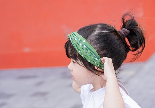 女孩夏季俏皮可爱丸子头推荐 今年长发女孩必梳的简单时尚盘发发型