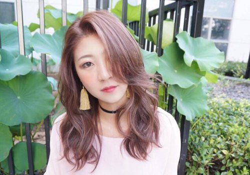 中年女士冬季染粉棕色头发优雅显年轻 40+女士流行染发不挑人