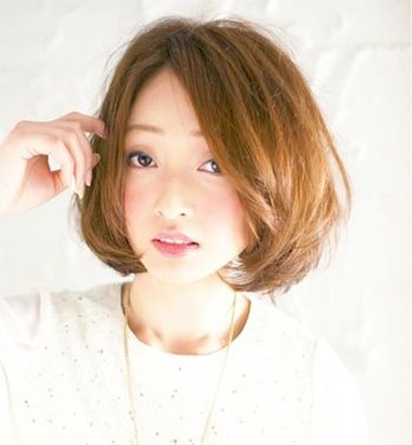 女生日系港风复古短发发型 女生港风复古波浪卷发发型