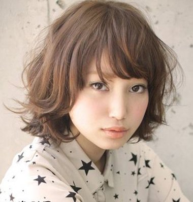 女生日系港风复古短发发型 女生港风复古波浪卷发发型