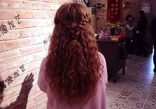 不用放大镜就能找到小卷烫发的亮点 烫小卷发型图片的女生美赞了