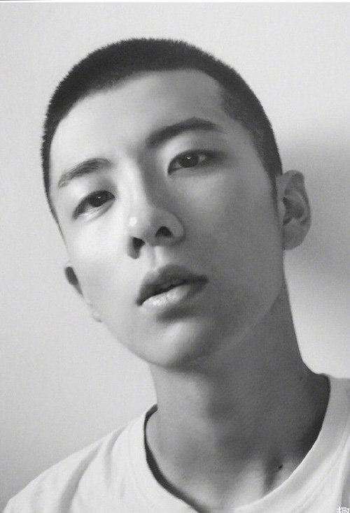 圆脸男生剃短发发型图片 走向帅酷潮流的短发大全