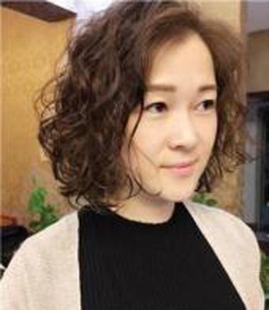 全头烫短发型图片欣赏 全头烫发型图片2023最新款